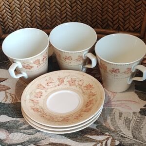 HOME: Floral Patterned Tea Set